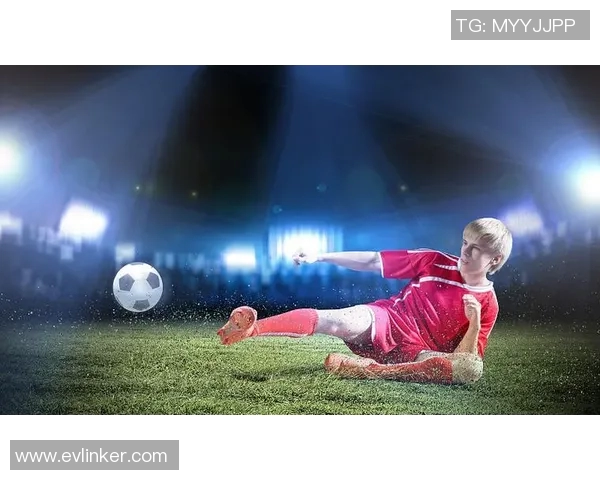 足球明星在草坪上精彩滑铲瞬间展现技术与激情的完美结合