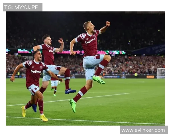 足球明星在镜头前奔跑展现风采与激情的精彩瞬间